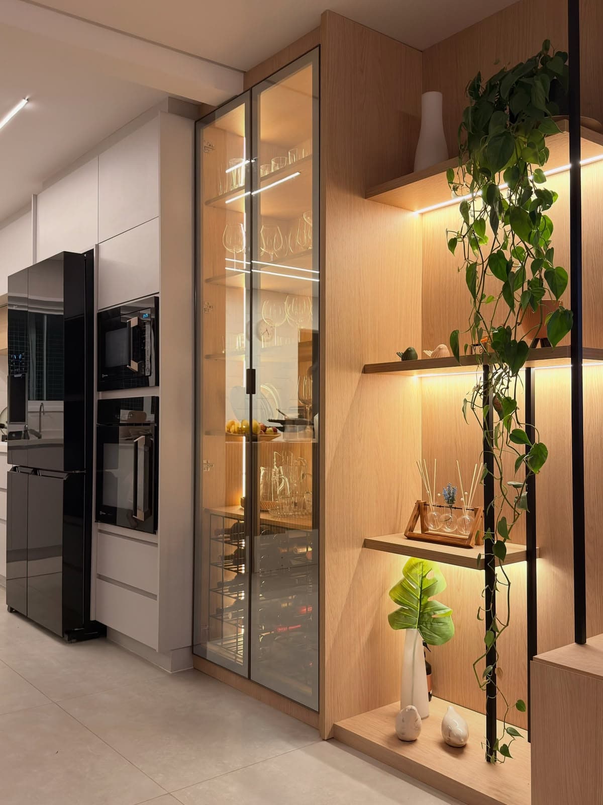 Cozinha fabricada pela Sw Projetados com torre quente e cristaleira iluminada